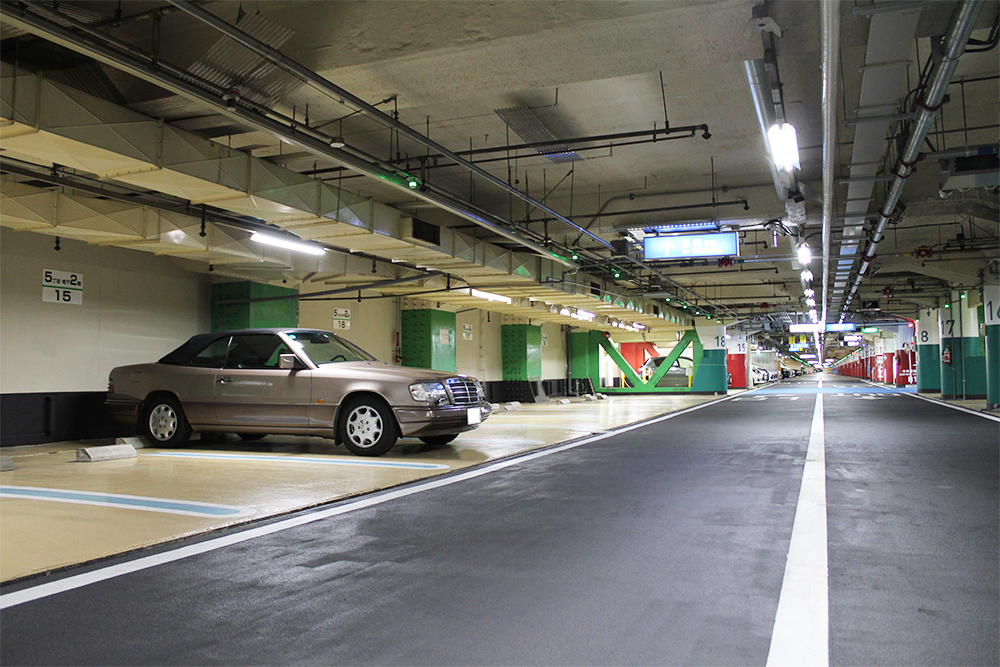 西銀座地下駐車場に駐車した車