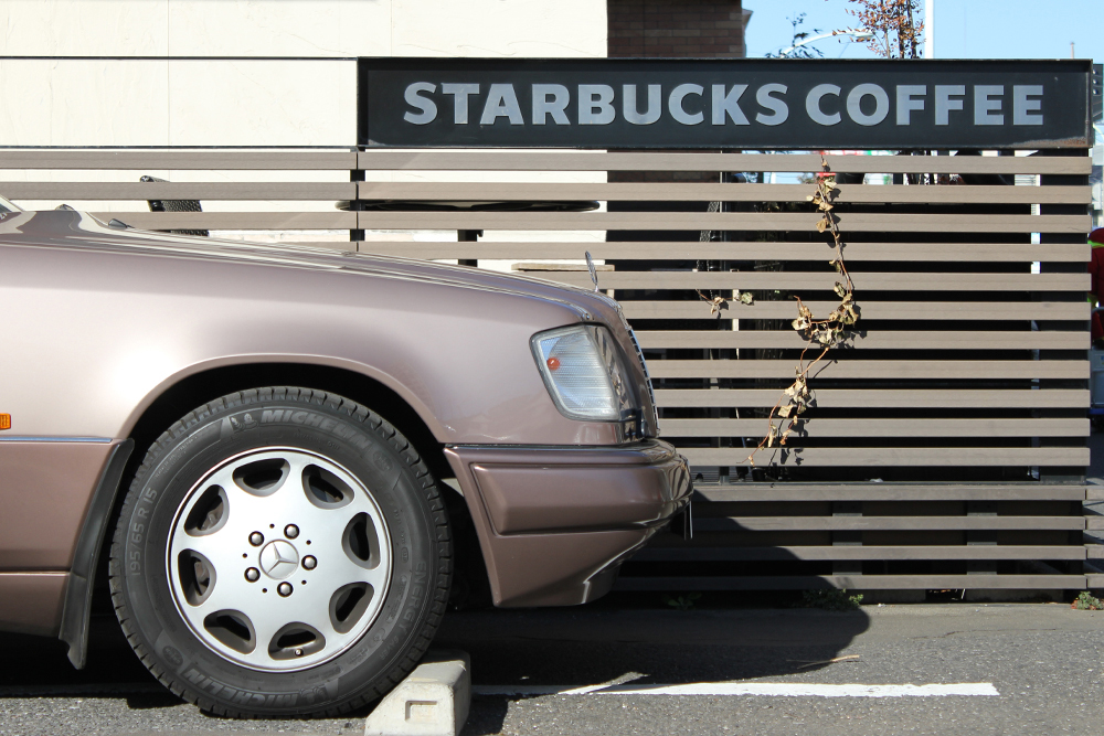 スターバックスコーヒーの駐車場に停めた車