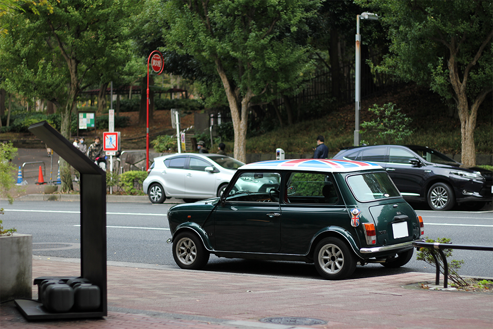ザ・ノット東京新宿のエントランス前にとまるローバーミニ