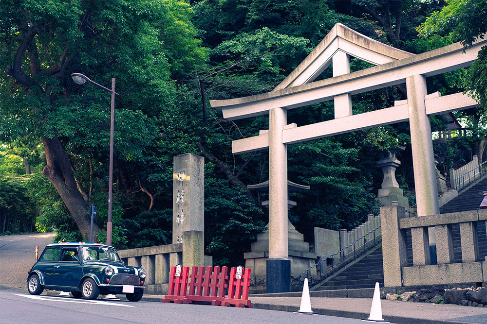 山王日枝神社の正門前にとまる車