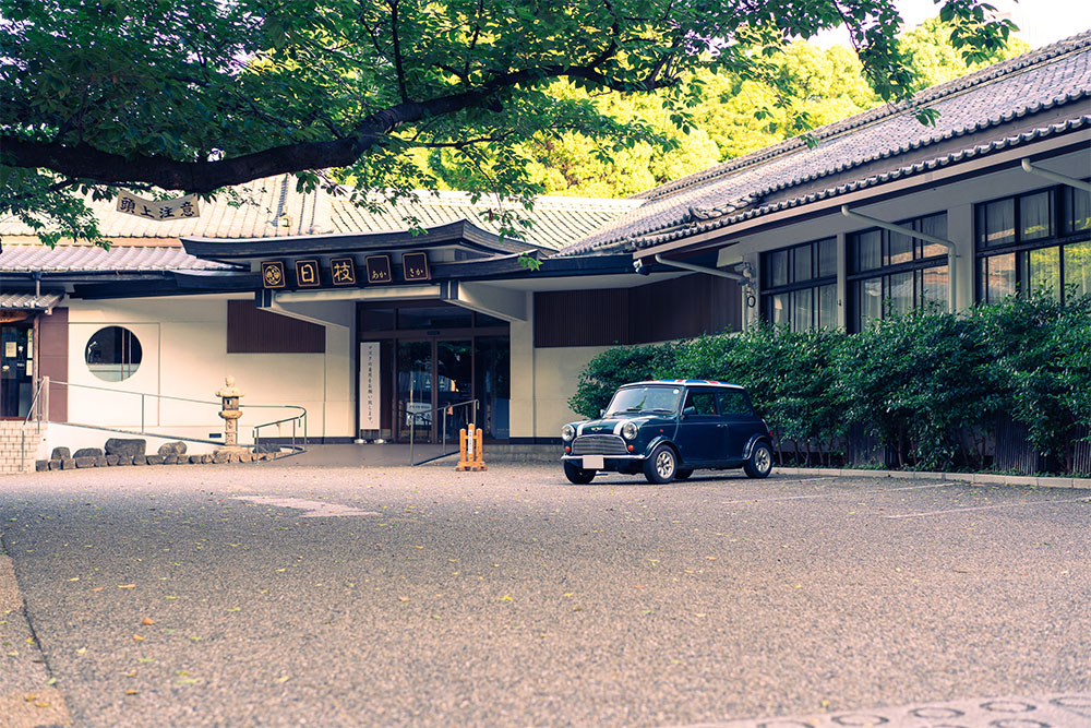山王日枝神社駐車場にとまる車
