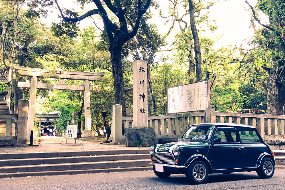 赤坂氷川神社前にとまる車