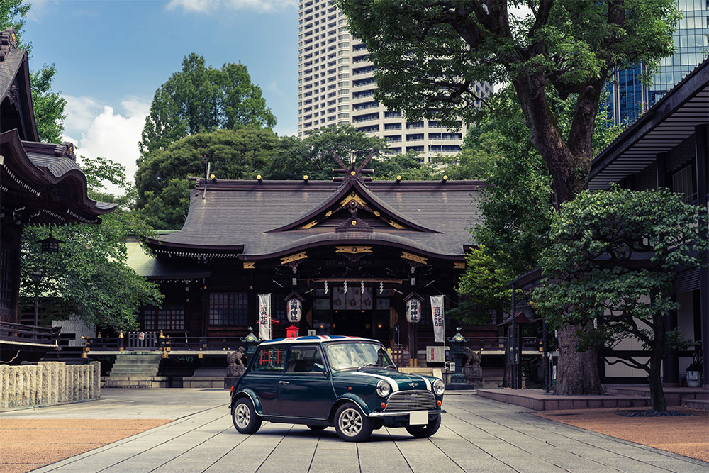新宿十二社 熊野神社前にとまる車