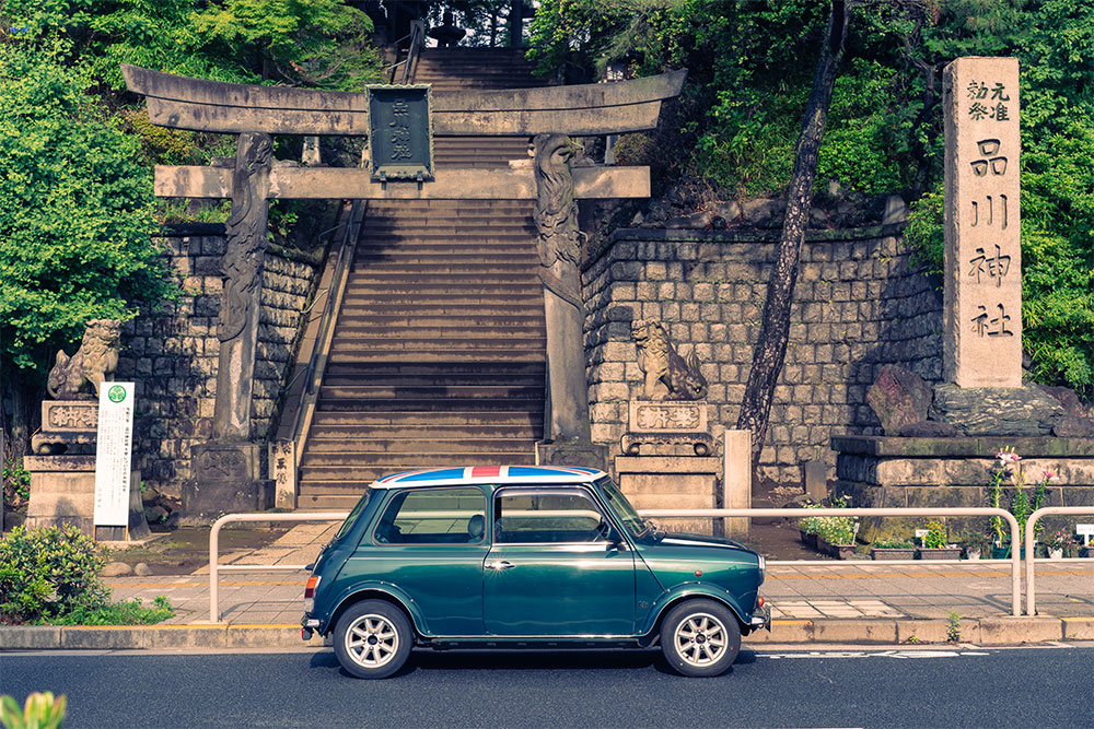 品川神社の鳥居前にとまる車