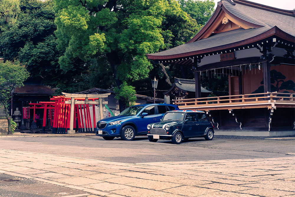 品川神社の駐車場にとまる車