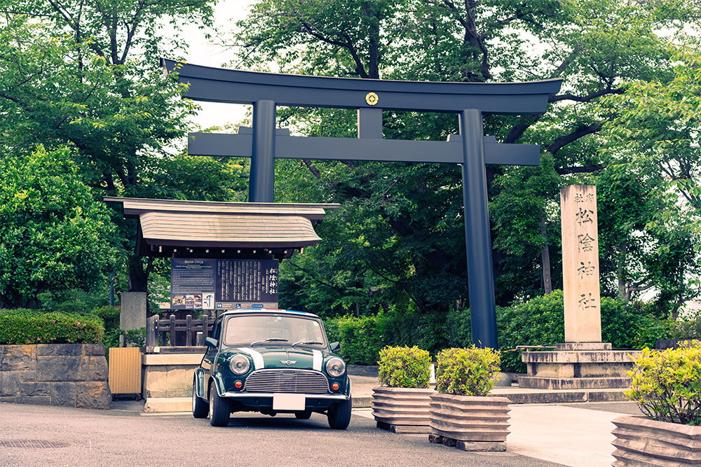松陰神社の大鳥居前にとまる車