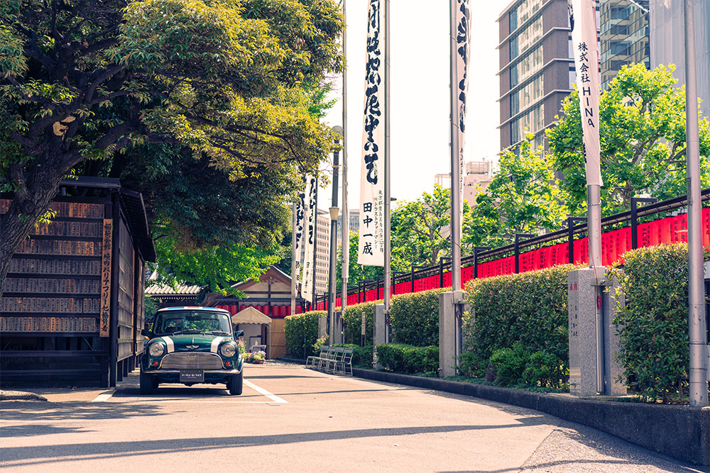 豊川稲荷の茶店・文化会館前駐車場にとまる車