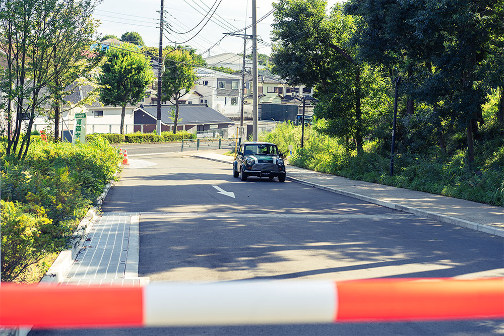 鎌倉街道から薬師池公園西園駐車場へ進入する車