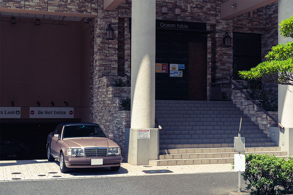 K'sリゾートビル（オーシャンテーブル）地下駐車場から出庫する車