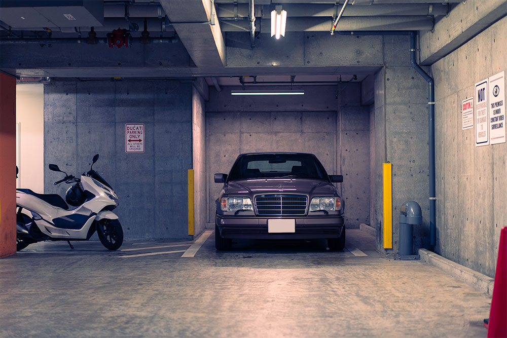 K'sリゾートビル地下駐車場に駐車した車