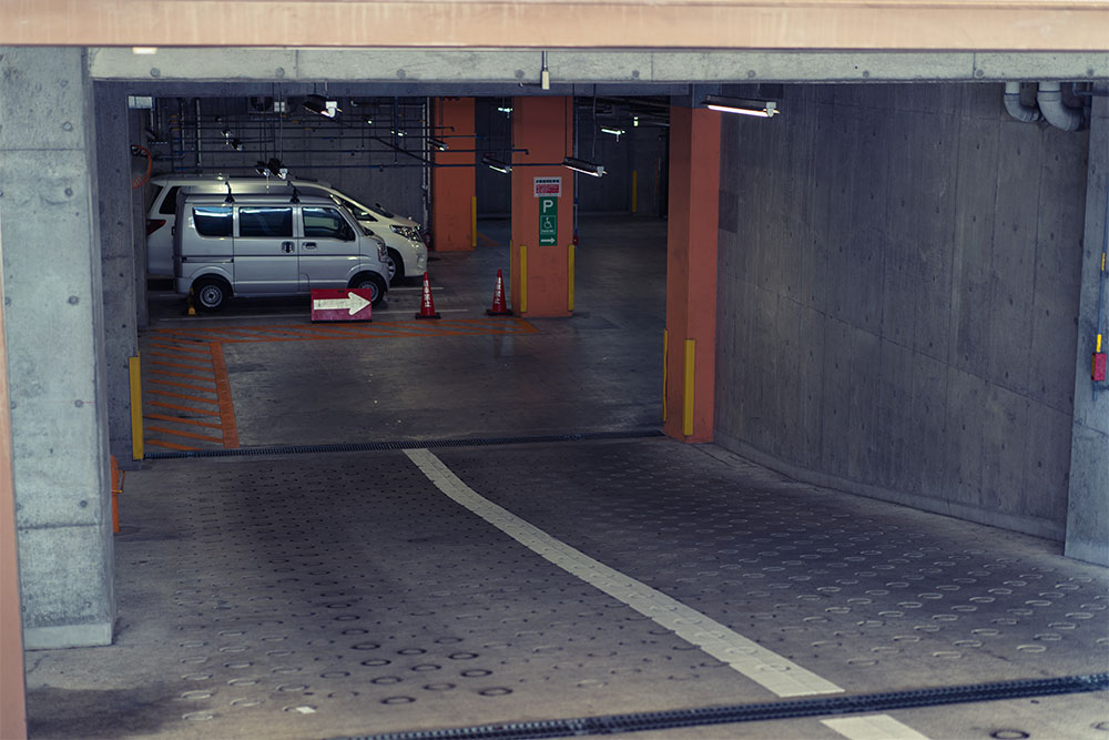 K'sリゾートビル地下駐車場のスロープ