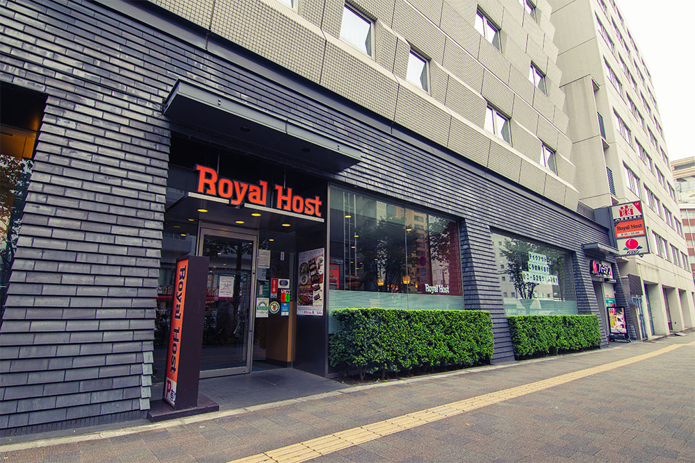 ロイヤルホスト東新宿駅前店の外観