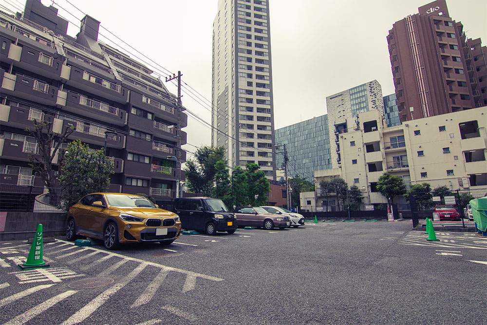 ロイヤルホスト東新宿駅前店の駐車場