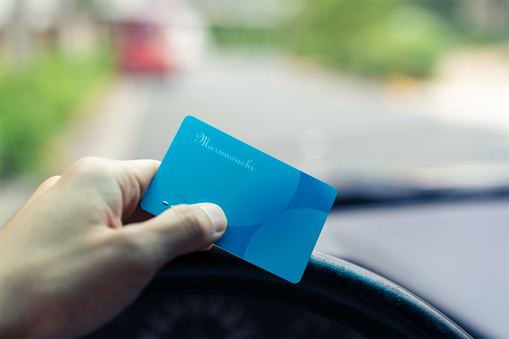 クレジット機能なしの無料カードにも関わらず駐車場特典が付く「丸の内カード」