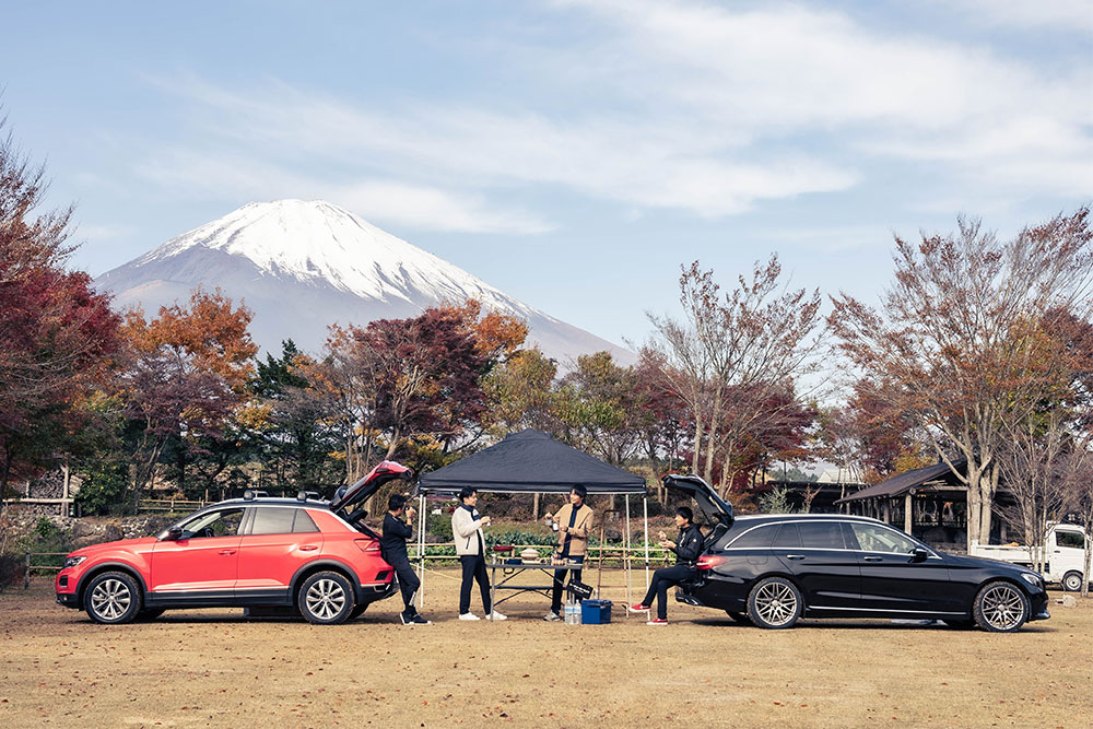 富士山の麓でキャンプを楽しむ4人