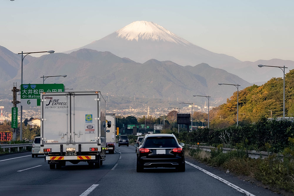 雪化粧した富士山を眺めながら東名高速道路を走るCクラス
