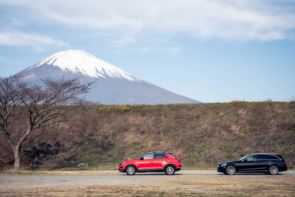 壮大な富士山を横目にキャンプ場を目指すCクラスとT-Roc