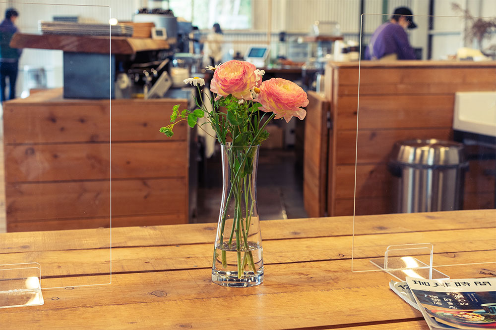 テーブルに生けられた生花